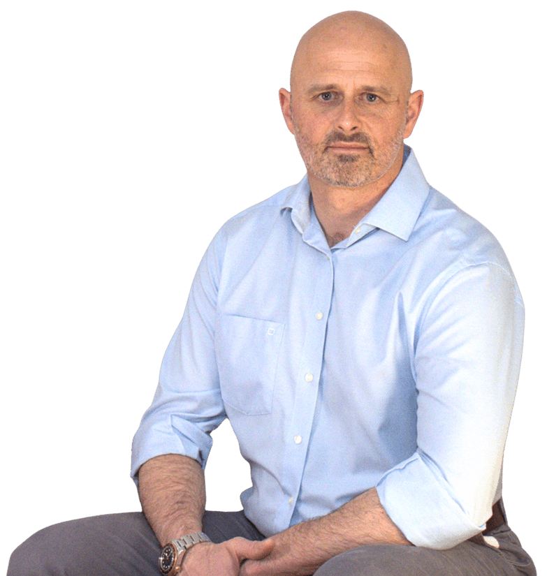 Ivo Felder, Business Consultant aus Bern, freundliches Portrait in hellem Outfit